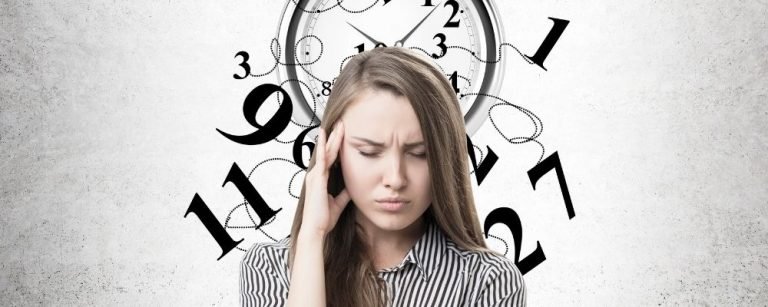 Vrouw met stress en hand tegen slaap en kapotte klok achter haar