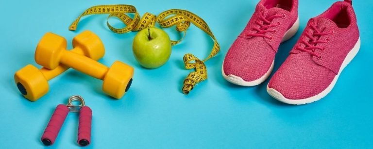 Sportschoenen, gewichten en een appel