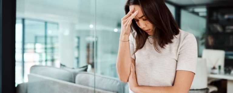 Dekende rouw met hoofdpijn door stress