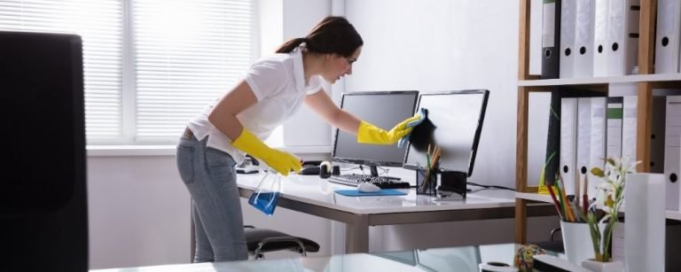 Vrouw die haar huis aan het schoonmaken is