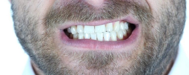Man die tanden knarst als gevolg van stress