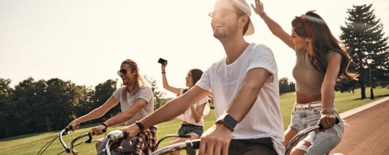 Groep vrienden samen aan het fietsen tegen werkstress