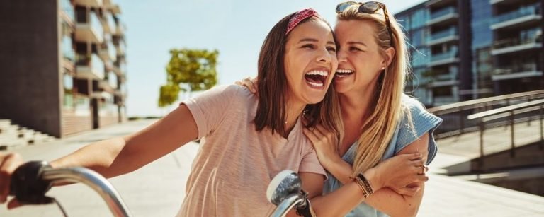 Twee vrouwen die samen lachen