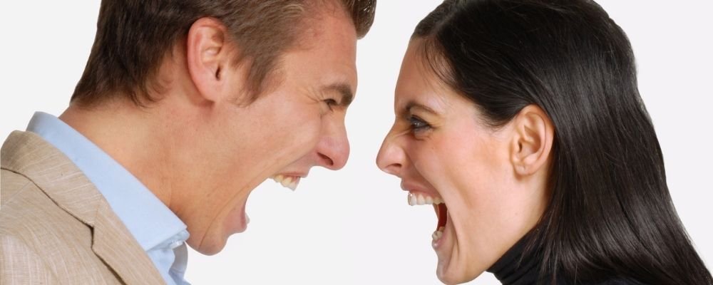 Man en vrouw schreeuwen woedend naar elkaar