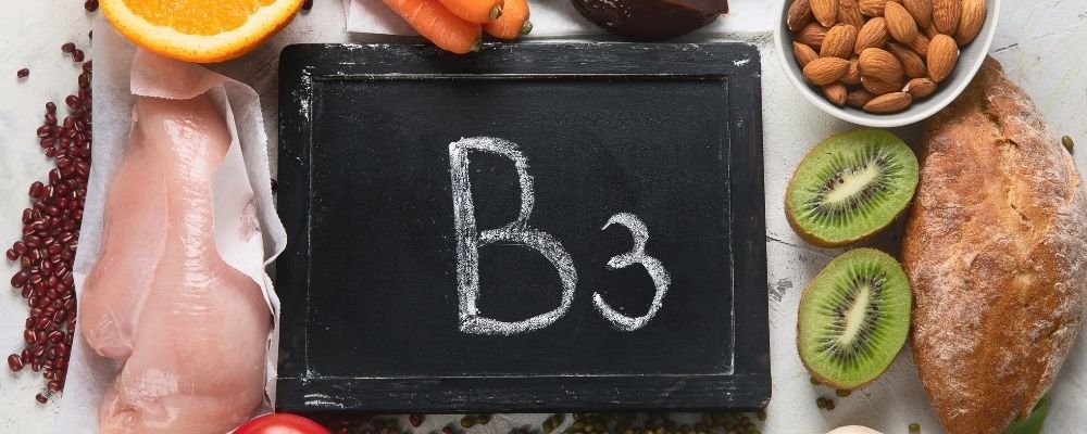 Bord met B3 en voedsel ernaast dat beschikt over vitamine B3