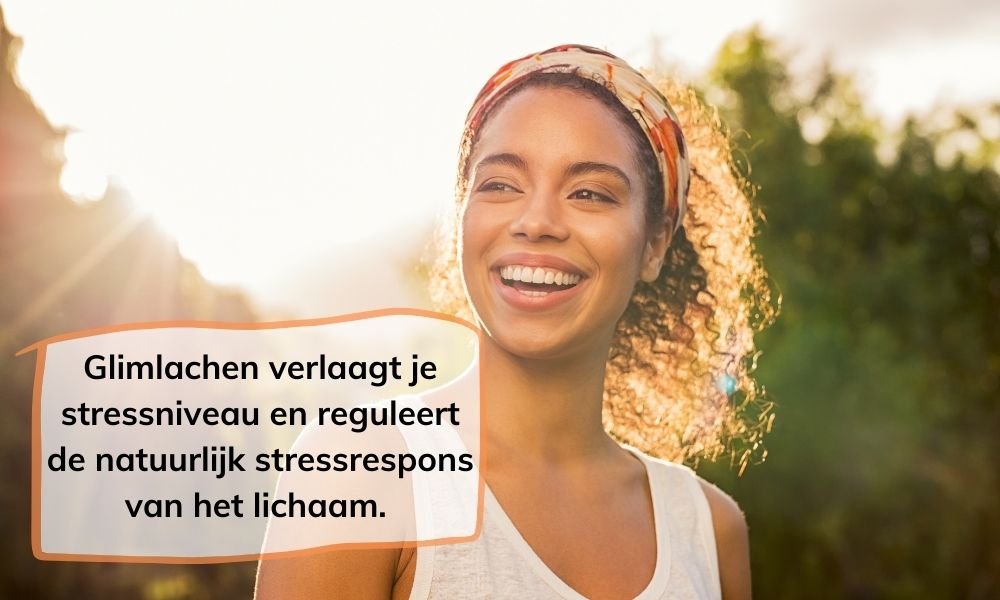 Glimlachen verlaagt je stressniveau en reguleert de natuurlijk stressrespons van het lichaam. 