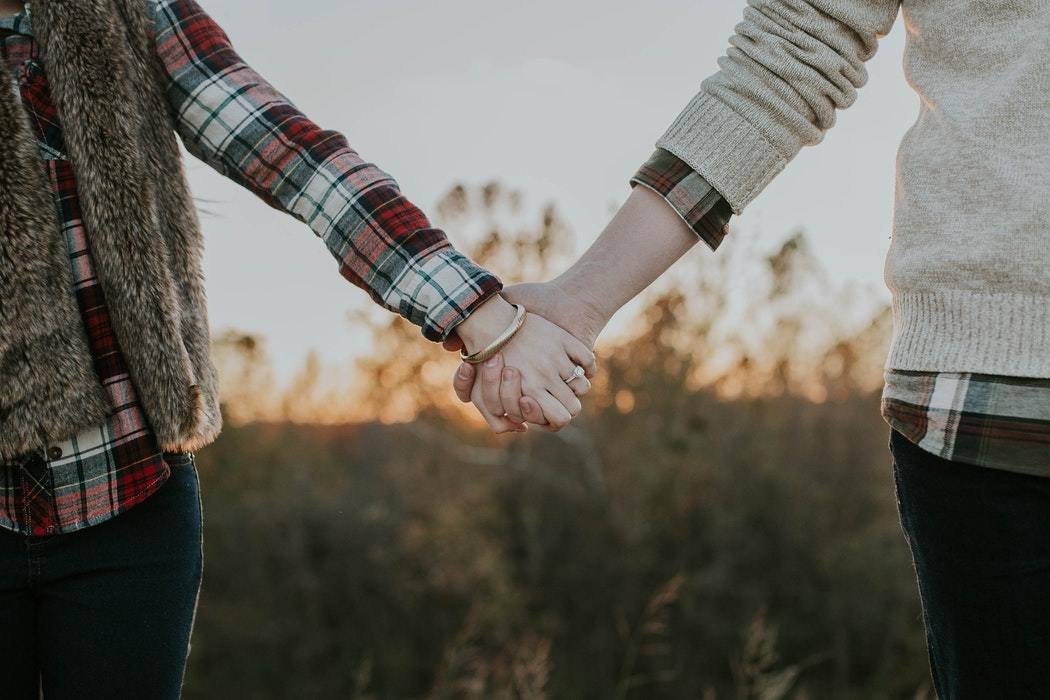 man en vrouw hand in hand